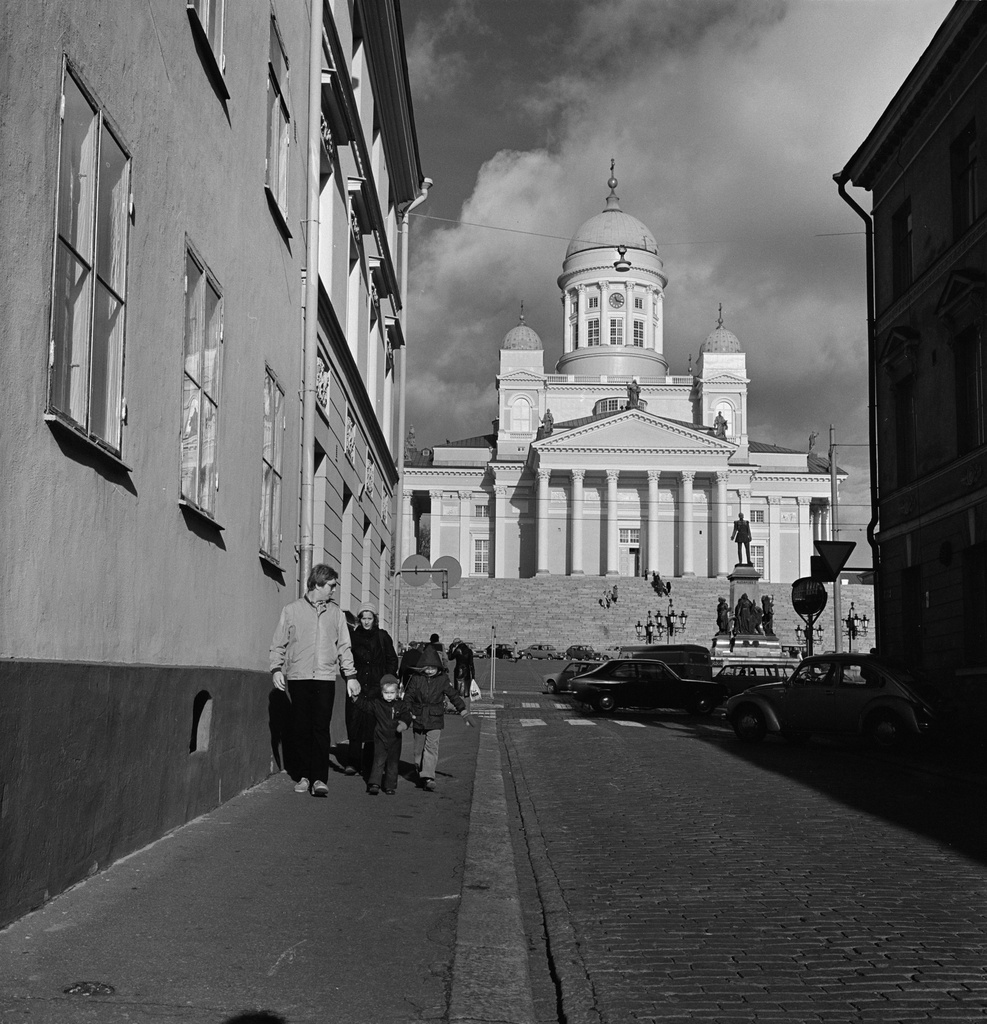 Tuomiokirkko nähtynä Sofiankadulta.