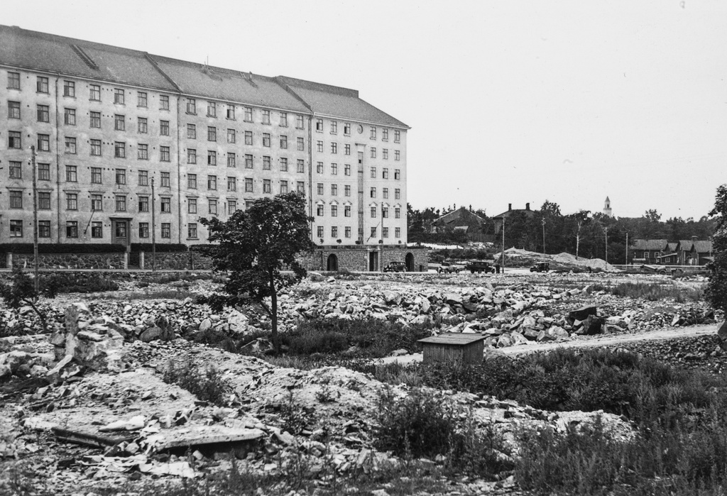 Tuleva Hesperian Esplanadi Runeberginkadun länsipuolella, taustalla Eteläinen Hesperiankatu 34-32.