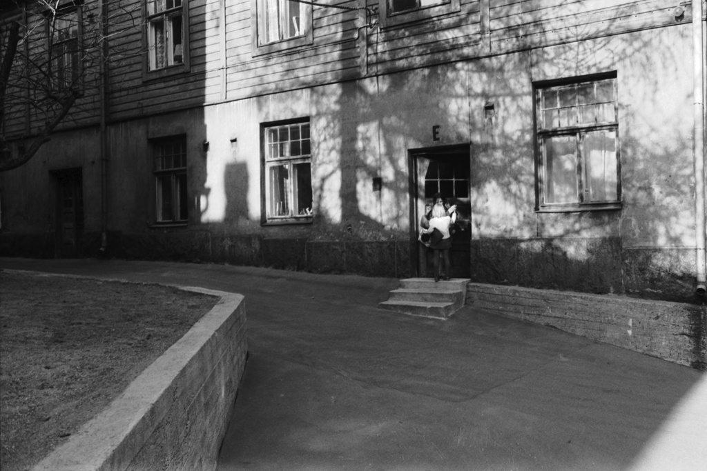 Saariniemenkatu 6. Lapsia Saariniemenkatu 6:n puutalojen sisäpihalla E-portaan edessä.