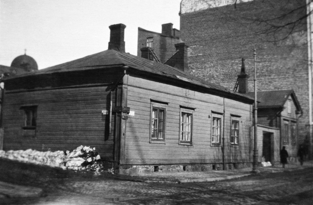Lapinlahdenkatu 17 Lapinrinteen ja Lapinlahdenkadun kulmassa. Kuva on otettu risteyksen toiselta puolen.