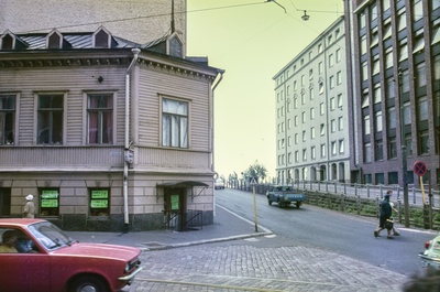 Lähikuva Tehtaankatu 36-40:sta, oikealla näkymä Telakkakadulle. Kulmatalossa Kniefin lihakauppa, jonka mainoksia ikkunoissa.  similar photo