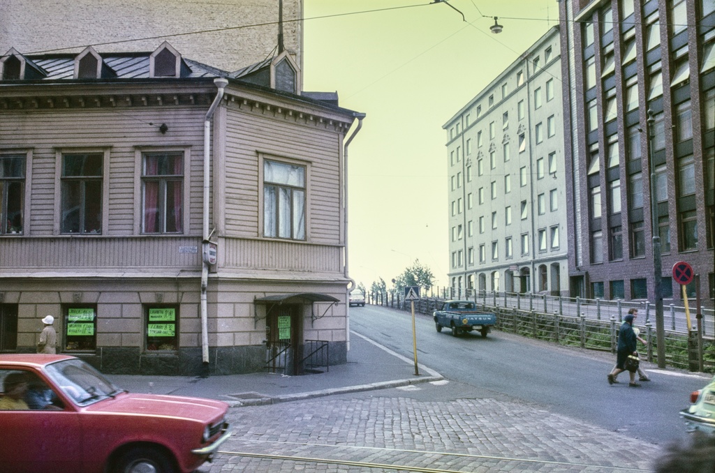 Lähikuva Tehtaankatu 36-40:sta, oikealla näkymä Telakkakadulle. Kulmatalossa Kniefin lihakauppa, jonka mainoksia ikkunoissa.