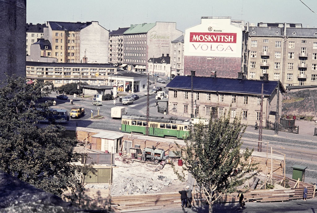 Näkymä Hämeentieltä kurvin kohdalta. Taaempana Vaasanpuistikko. Etualalla vielä rakentamaton tontti.