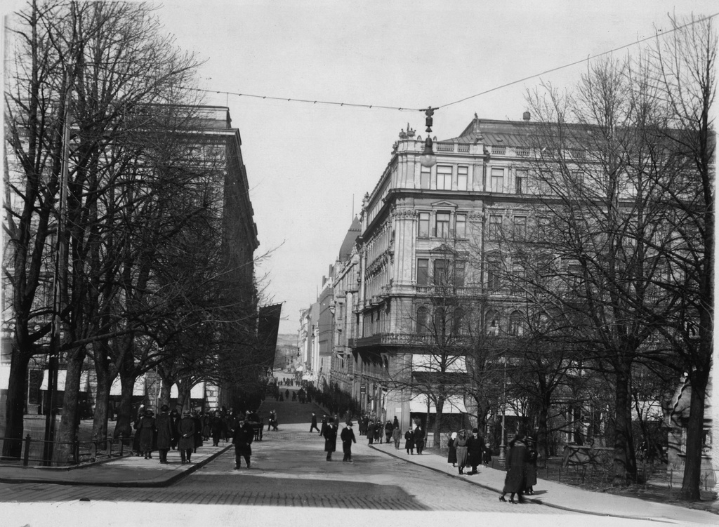 Mikonkatu 1, 2 nähtynä Eteläesplanadilta.
