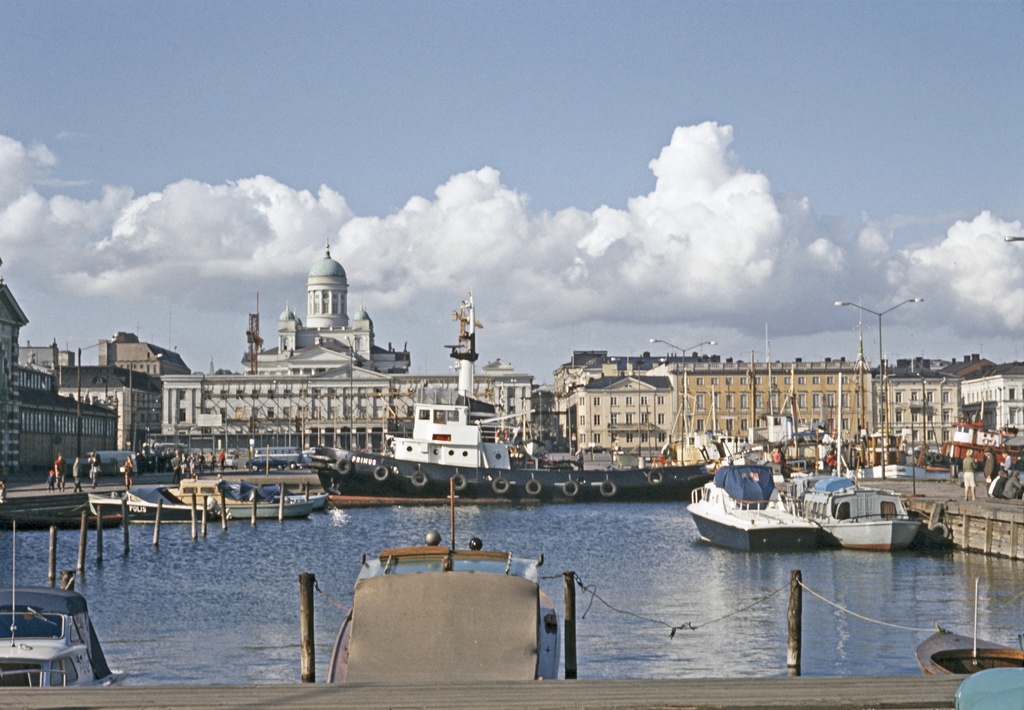 Vesikulkuneuvoja. mm. Primus, Vironaltaalla. Taustalla Pohjoisesplanadi 13 - 11, 9, 7 ja Helsingin tuomiokirkko.