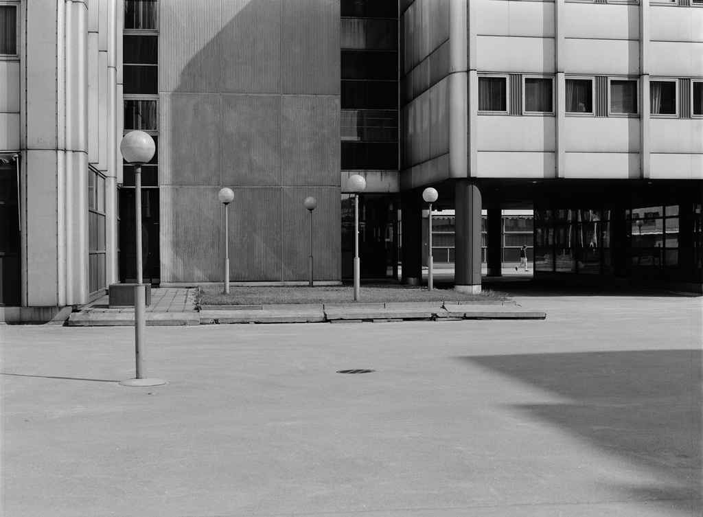 Katulamppuja Haapaniemenkatu 7:n edustalla.