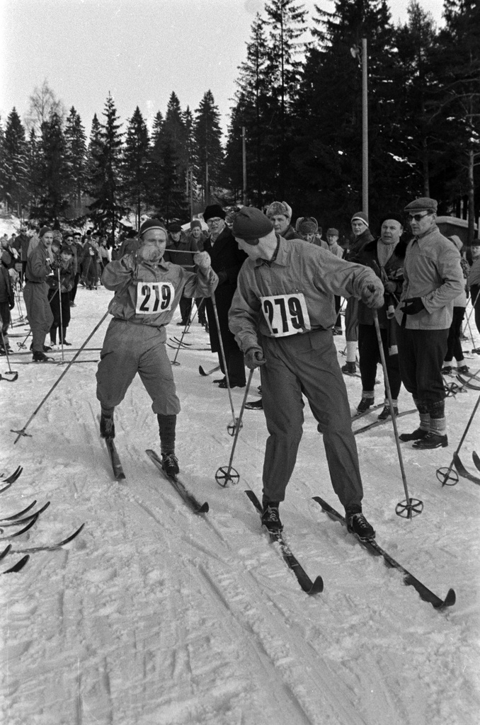 Hiihtäjiä, hiihtokilpailut Ruskeasuon liikuntapuistossa / Keskuspuistossa.