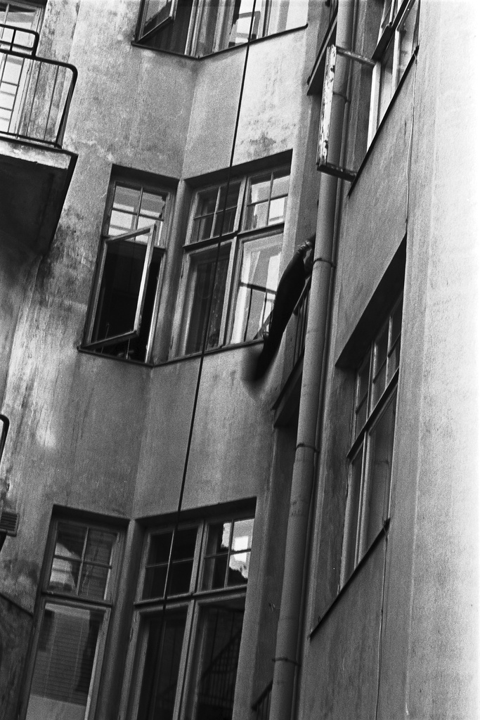 Kauppiaankatu 12. Kerrostalon pihanpuoleisia ikkunoita Katajanokalla.