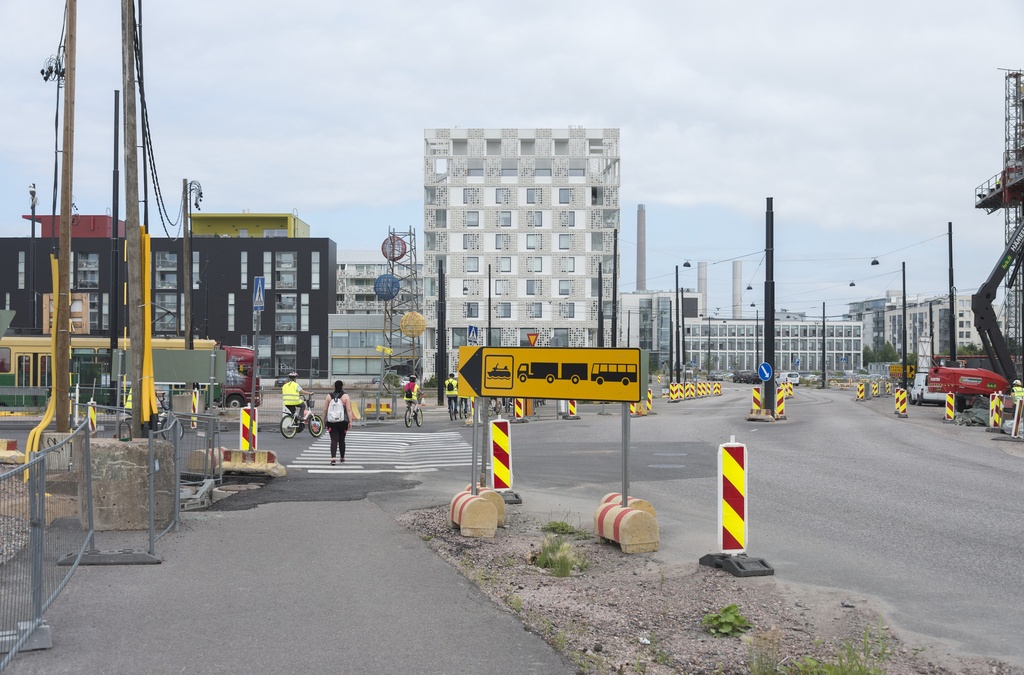 Jätkäsaaren dokumentointi. Saukontori 2 ja Länsisatamankatu 23. Etualalla tilapäisiä katujärjestelyjä, vasemmalla raitiovaunu 8 päätepysäkki.