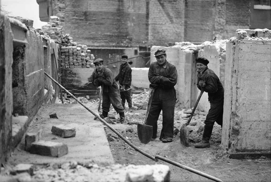 Porthaninkatu 13 (Viides linja 9, Ässänrinne 10), puutalon purkutyö käynnissä. Taustalla kerrostalo Ässänrinne 8 (Viides linja 7).