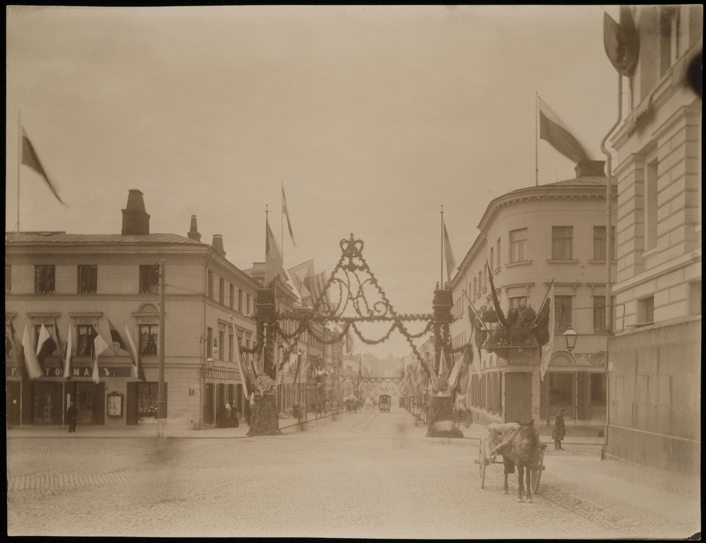 Kruunajaiskoristelua Unioninkadulla Pohjois-Esplanaadikadun (=Pohjoisesplanadi) ja Aleksanterinkadun välillä keisari Nikolai II:n kruunajaisten johdosta.