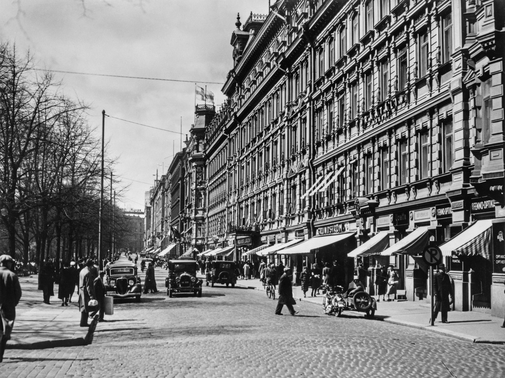 Pohjoisesplanadi 25-27. Talo on Grönqvistin rakennus, arkkitehti Th. Höjer, valmistunut 1882. Kortteli 33 Yksisarvinen.