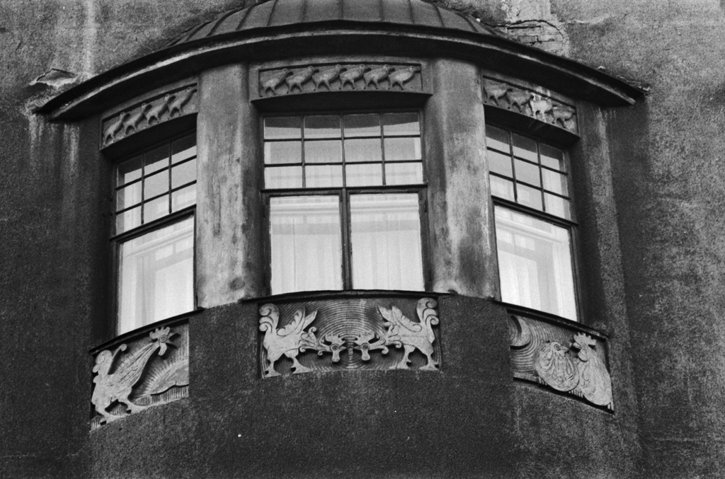 Liisankatu 16. Koristeaiheita Liisankatu 16:n jugendtalon ylimmän kerroksen ikkunan ylä- ja alapuolella.