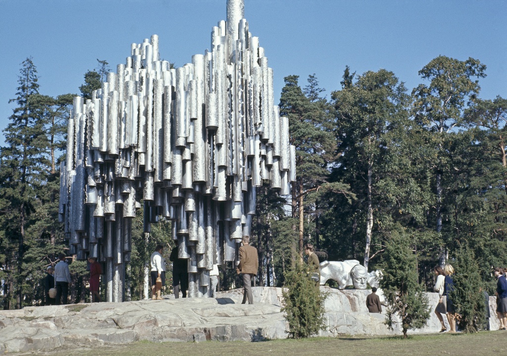 Sibeliuksen puisto, Sibelius-monumentti ja yleisöä.