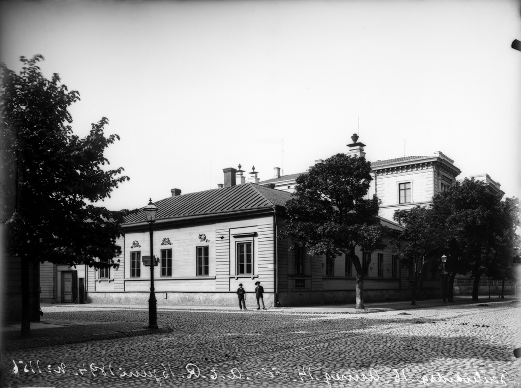 Annankatu 14 - Bulevardi 16, Helsingin ruotsalais-suomalaisen seurakunnan pastorinkanslia. Tontille valmistunut 1915 Valter Jungin suunnittelema kivitalo, jossa nykyään Helsingin tuomiokirkkoseurakunnan kirkkoherranvirasto. Talon kulmalla jalkakäytävällä kaksi poikaa.
