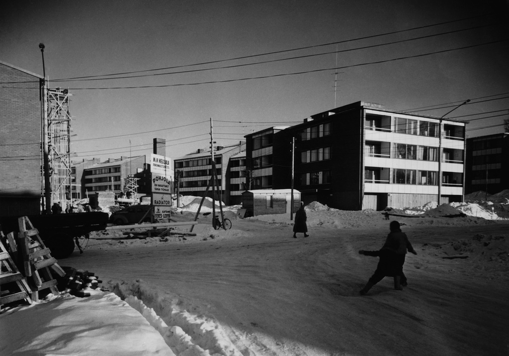 Etelä-Haaga, Lapinmäentie 1 b. Taustalla Vanha Viertotie 6, 8.