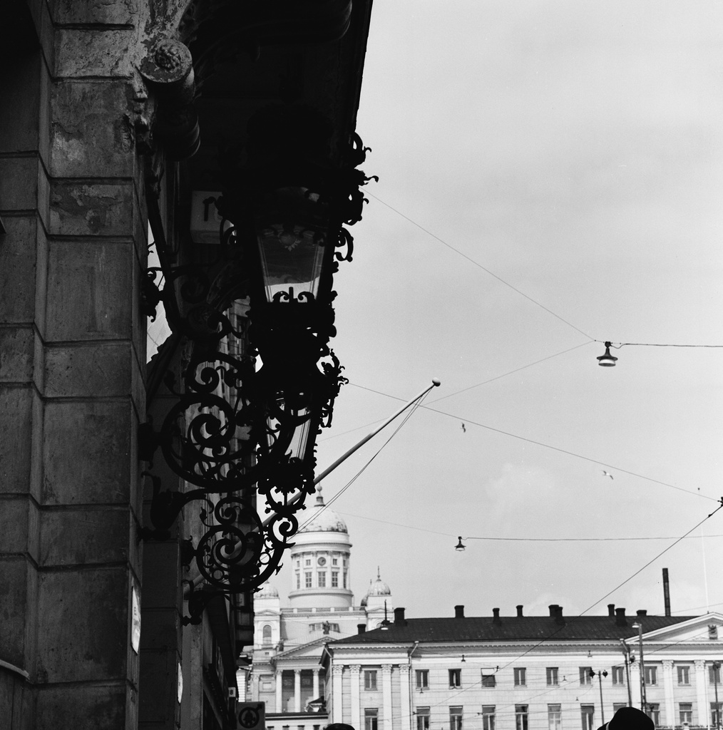 Lyhtyvalaimet Eteläranta 16:n julkisivussa.