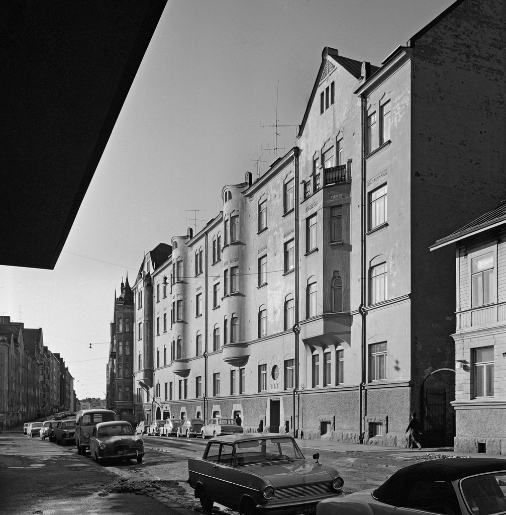 Pietarinkatu 5 kadun toiselta puolen nähtynä. Arkkitehti Onni Törnqvistin (myöhemmin Tarjanne) suunnittelema asuin- ja liikerakennus "Suvantola" vuodelta 1904. Etualalla pysäköityjä autoja.