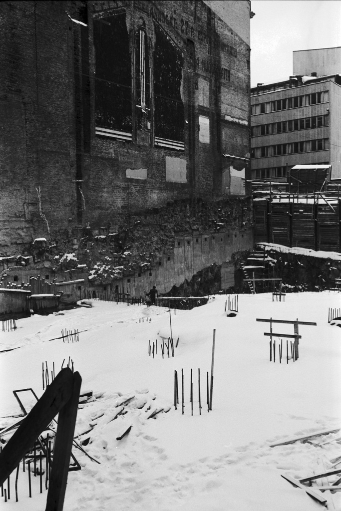 Kluuvi, Yliopistonkatu 5. Luminen rakennustyömaa, entinen Heimolan talon tontti, Hallituskadun (nyk. Yliopistonkadun) ja Vuorikadun kulmassa.