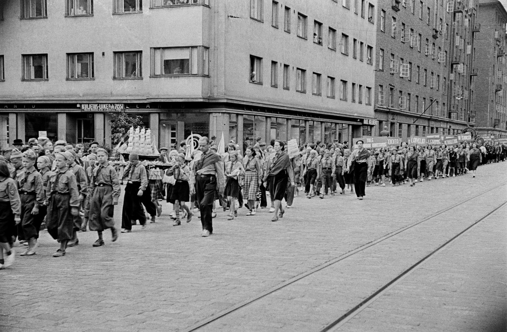 Rauhanmarssi ja yleisöä Helsinginkadulla Harjutorin kohdalla, pioneerien kulkue.