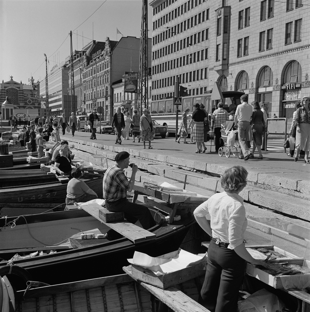 Kalakauppiaita veneissään Kolera-altaassa Kauppatorilla. Taustalla Eteläranta.
