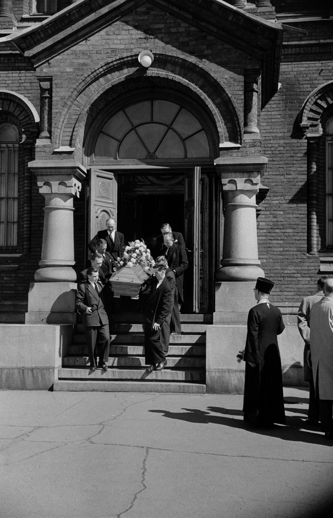 Uspenskin katedraali, Nikolai Kozarovitzkyn hautajaiset. Oikealla selin kameraan seisoo kirkkoherra Mikael Kasanko (Kasanski).