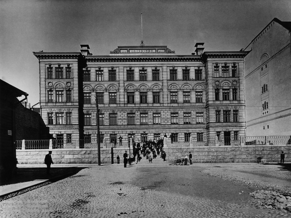 Arkkitehti Theodor Deckerin suunnittelema ja vuonna 1901 valmistunut Svenska Reallyceumin rakennus Liisankadulla.