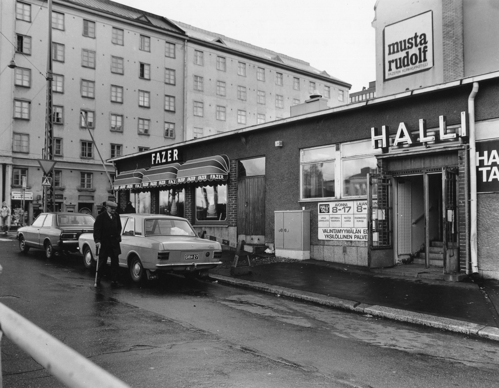 Pengerkatu 39 (=Kinaporinkatu 11). Hallin sisäänkäynti, Fazerin kahvila, taustalla Hämeentie 37, 35.