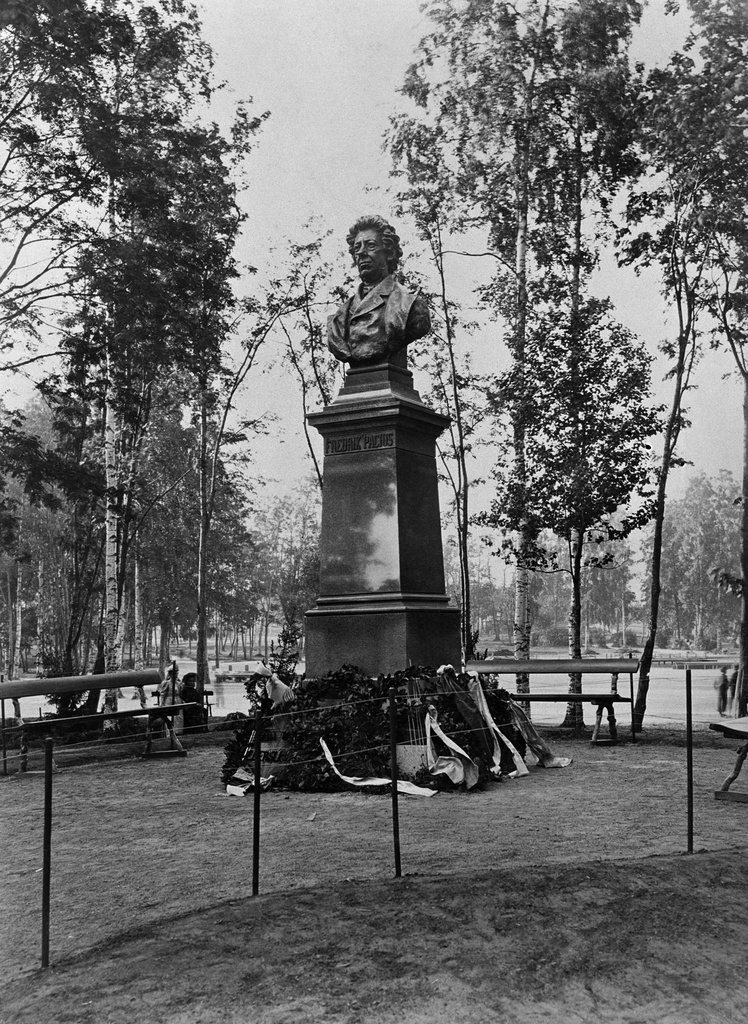 Fredrik Paciuksen patsas Kaisaniemessä.