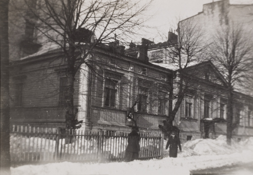 Talvinen katunäkymä kulmatalosta osoitteessa Kasarmikatu 1. ja Vuorimiehenkatu 21. Talo on purettu ja tilalla on vuonna 1962 valmistunut kerrostalo.