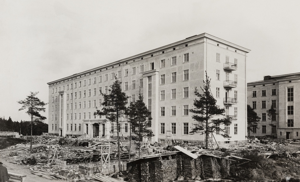Helsingin tuberkuloosisairaala, nykyinen Laakson sairaala. Uusklassista tyyliä edustavan sairaalan suunnitteli arkkitehti Eino Forsman 1926 ja se otettiin käyttöön 1930. Etualalla vuonna 1939 rakennetun hallintorakennuksen läntisen siiven alta puretun autotallin työmaa.