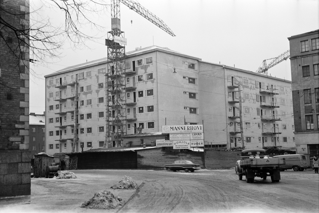 Kerrostalo Viides linja 8 (Porthaninkatu 11) rakenteilla, urakoitsijana Rakennustoimisto A. Mannerhovi. Vasemmalla Kallion kirjasto, oikealla Viides linja 10.