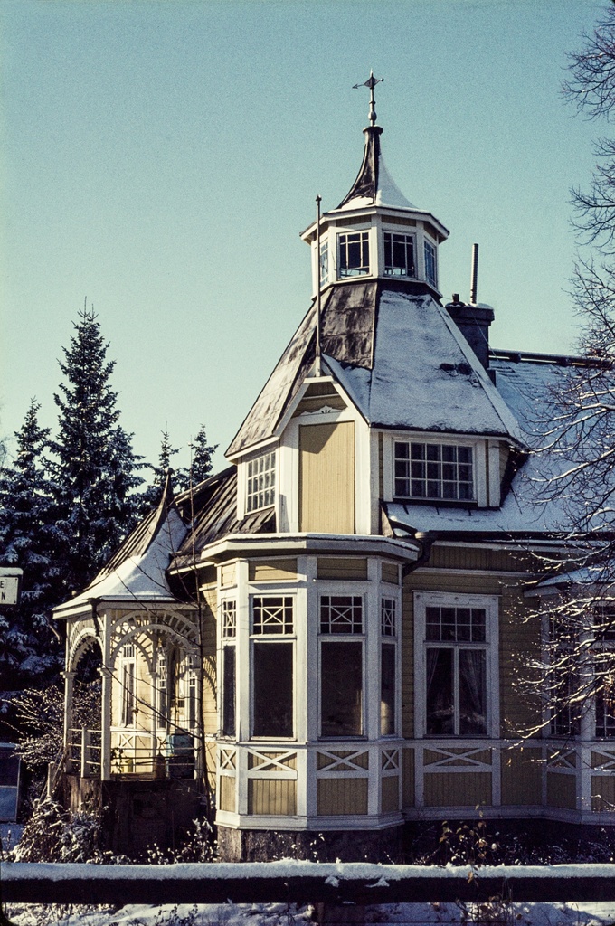 Vanhaa Oulunkylää. Koristeellinen puurakennus. Oulunkylä, Patola. Mikkolantie 2, rakennettu 1902.