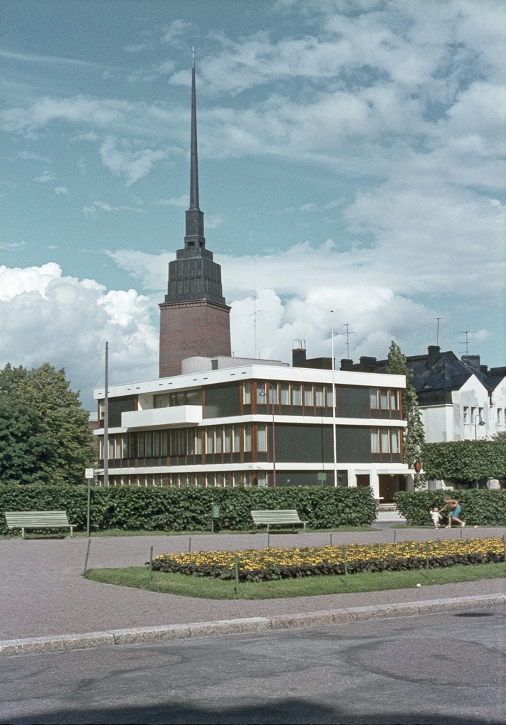 Engelinaukion kukkaistutukset, Norjan Suurlähetystö Rehbinderintie 17 - Hornintie 1 ja Mikael Agricolan kirkontorni.
