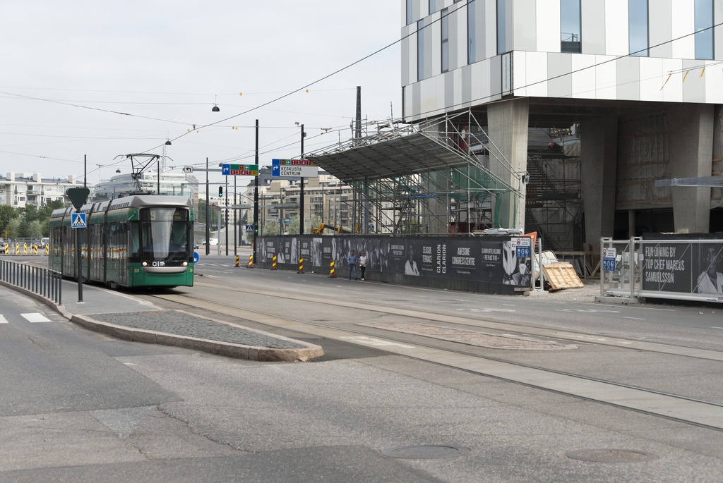 Jätkäsaaren dokumentointi. Tyynenmerenkatu, Hotelli Clarionin rakennustyömaa. Raitiovaunu 9 saapuu pysäkille. Taustalla Kamppia.
