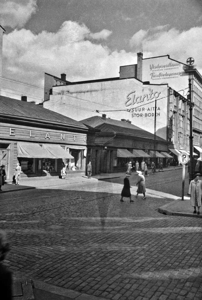 Aleksanterinkatu 9 - 7. Elannon myymälä ja Elannon suur-aitta. Puurakennukset purettiin syksyllä 1950 ja paikalle rakennettiin Elannon tavaratalo.