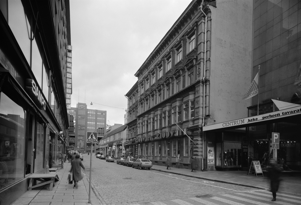 Kluuvikatu 5. Näkymä Aleksanterinkadun suunnasta kohti Yliopistokatua. Rakennuksen liiketiloissa oli mm. Kluuvari ja Centrum - koko perheen tavaratalo.