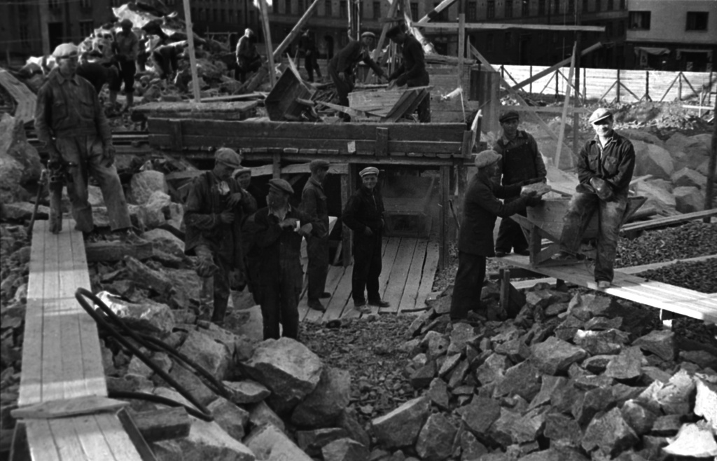 Maanrakennustöitä Torkkelinmäellä, todennäköisesti Helsingin toisen suomalaisen lyseon (nyk. Helsingin kuvataidelukio, ent. Torkkelin lukio) työmaa n. vuonna 1944.