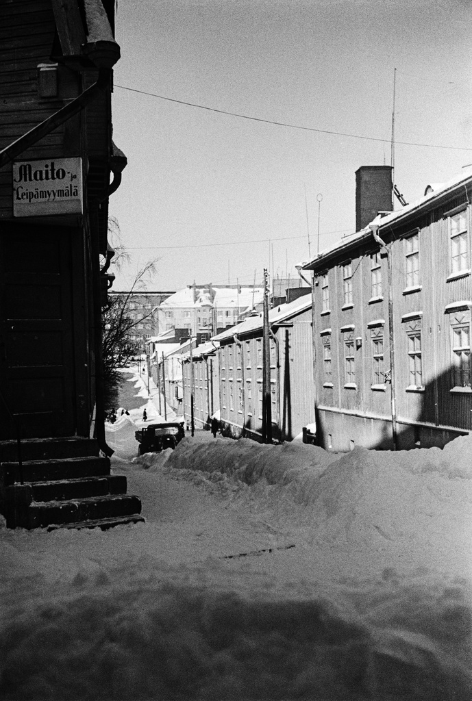 Näkymä Keuruuntielle, oikeassa reunassa puurakennus osoitteessa Keuruuntie 3, Vallila. Vasemmanpuoleisessa talossa, Vallilantien ja Keuruuntien kulmassa, maito- ja leipämyymälä osoitteessa Keuruuntie 2.