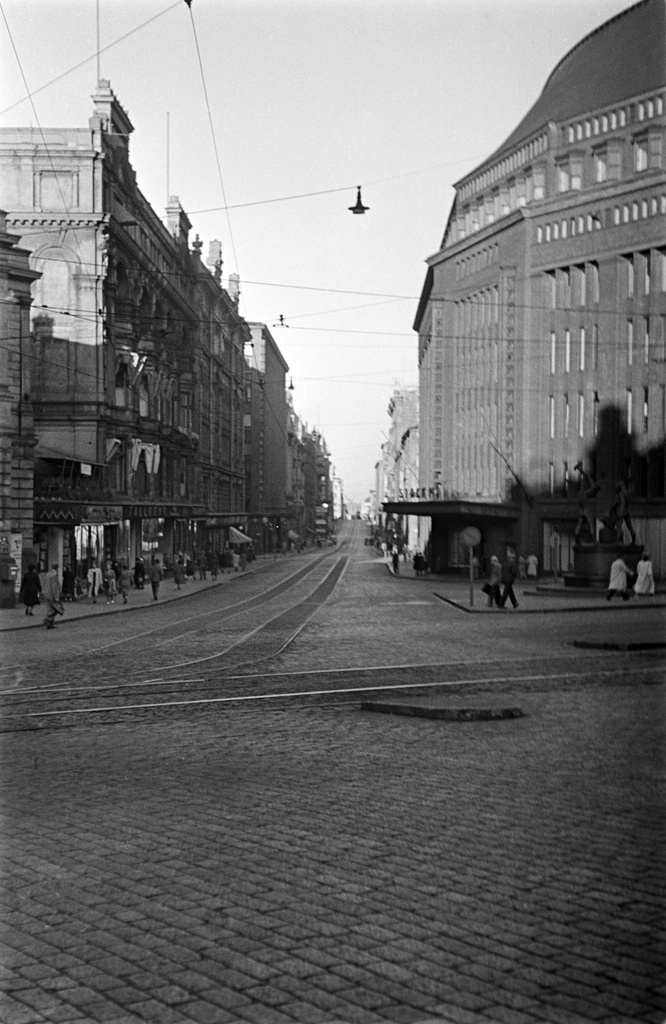 Mannerheimintie. Aleksanterinkatu 21, 52. Aleksanterinkatu kuvattuna Mannerheimintieltä. Oikealla Stockmann-tavaratalo ja Kolmen sepän patsas.