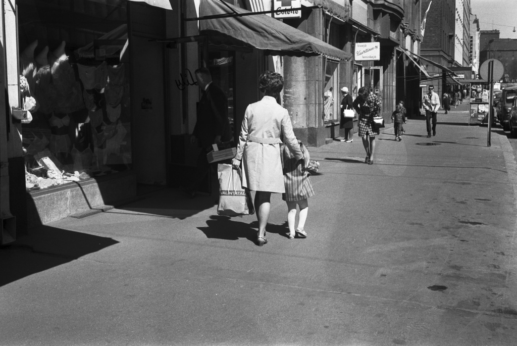 Hämeentie 6. Näkymä Hämeentien alkupäästä koilliseen Kolmannen linjan suuntaan. Kadulla jalankulkijoita. Vasemmalla Hämeentie 6:ssa lastenvaate- ja alusasuliike Lily.