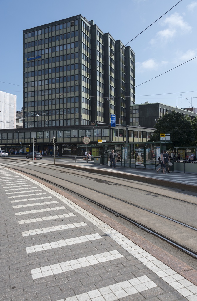 Entinen Kansa-yhtiöiden toimitalo Hämeentie 33, raitiovaunupysäkki.