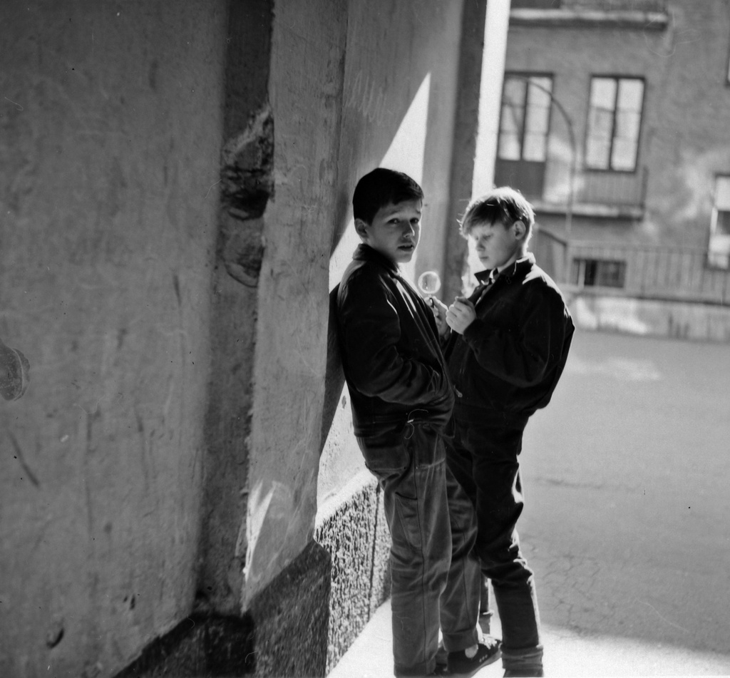 Pojat brennaamassa, polttamassa filmiä polttolasilla auringonvalossa porttikäytävässä. Pengerkatu 9.