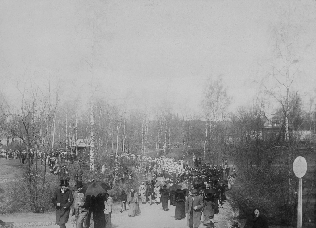 Ylioppilaiden juhlapäivän viettoa (vappu) Kaisaniemessä toukokuun 1. päivänä.