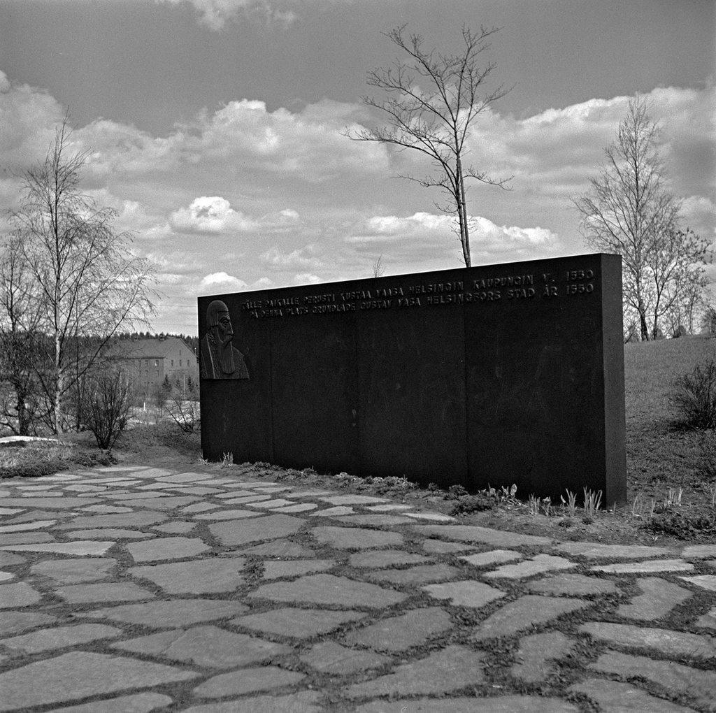 Helsingin 400-vuotismuistomerkki, Kirkkorinne, Vanhakaupunki. Graniittipaaden suunnitteli kuvanveistäjä Yrjö Rosola, se paljastettiin kesäkuussa 1950. Siinä on vasemmalla Kustaa Vaasan profiilikuva vieressään teksti: "Tälle paikalle perusti Kustaa Vaasa Helsingin kaupungin vuonna 1550. På denna plats grundade Gustav Vasa Helsingfors stad år 1550".
