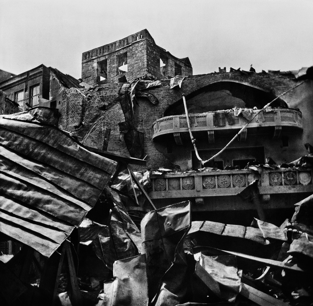Pommituksissa tuhoutuneen Helsingin Työväentalon juhlasalin takaosa Helsingin valtauksen jälkeen huhtikuussa 1918, Säästöpankinranta 6.