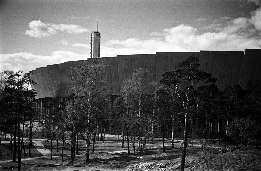 Olympiastadion ja ympäröivää puistoaluetta.