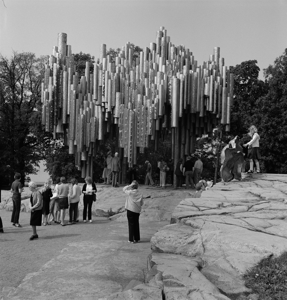 Matkailijoita katsomassa Sibelius-monumenttia Sibeliuksen puistossa. Kuvanveistäjä Eila Hiltunen.