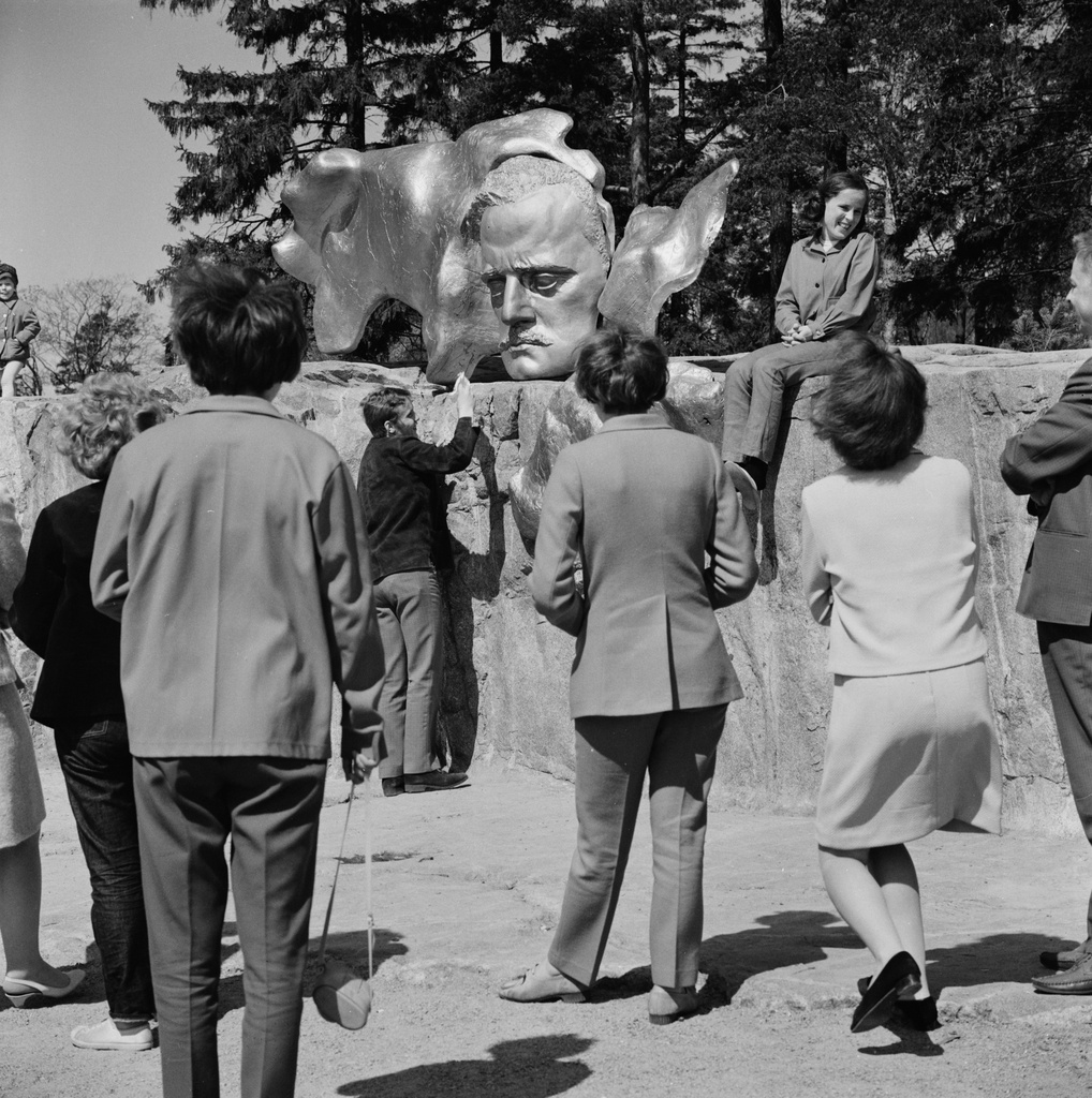 Matkailijoita katsomassa Sibelius-monumenttia Sibeliuksen puistossa. Kuvanveistäjä Eila Hiltunen.