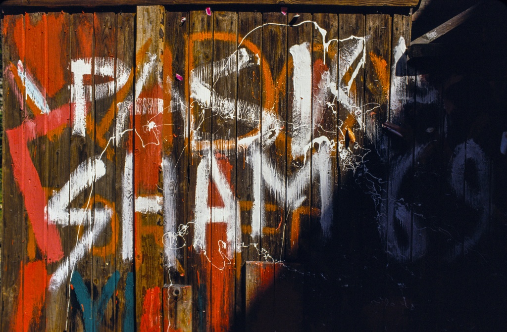 Kill City. Kill City oli lempinimi puutalokorttelille nykyisen Kuntatalon paikalla Kalliossa. Siellä toimi 1970-luvun lopussa aktiivinen punk/rock -yhteisö. Seinäkirjoitus Kill City -korttelissa.